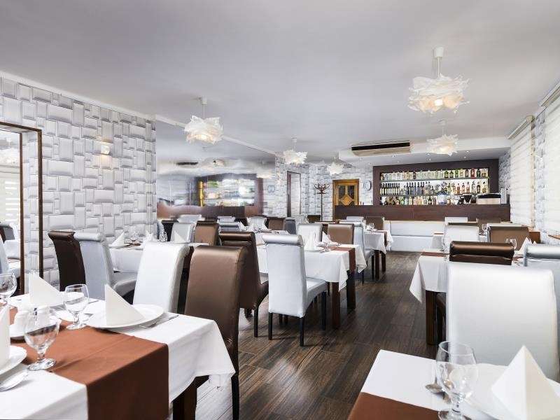 Hotel Central Nyiregyhaza Nhà hàng bức ảnh